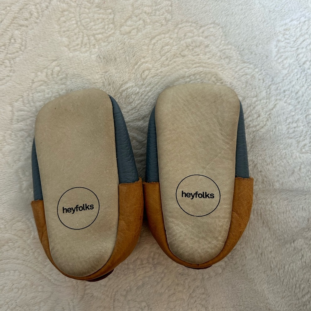 Heyfolks Leather Soft Sole Baby Shoes - Picture 3 of 3